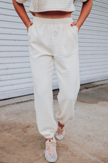 Conjunto de camiseta corta con textura de celosía blanca y pantalón jogger