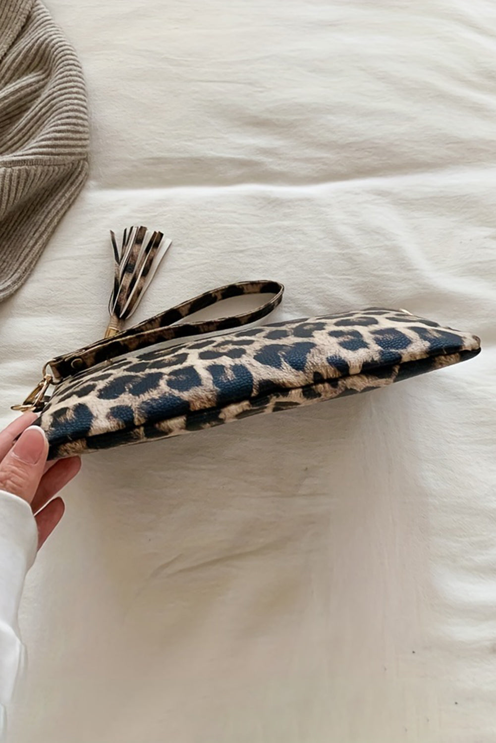 Cartera con cremallera y correa para la muñeca con estampado de leopardo castaño