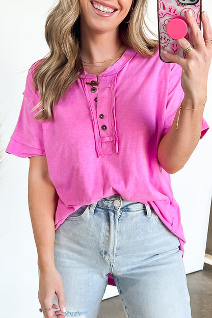 Top henley de manga corta con botones lisos en rosa