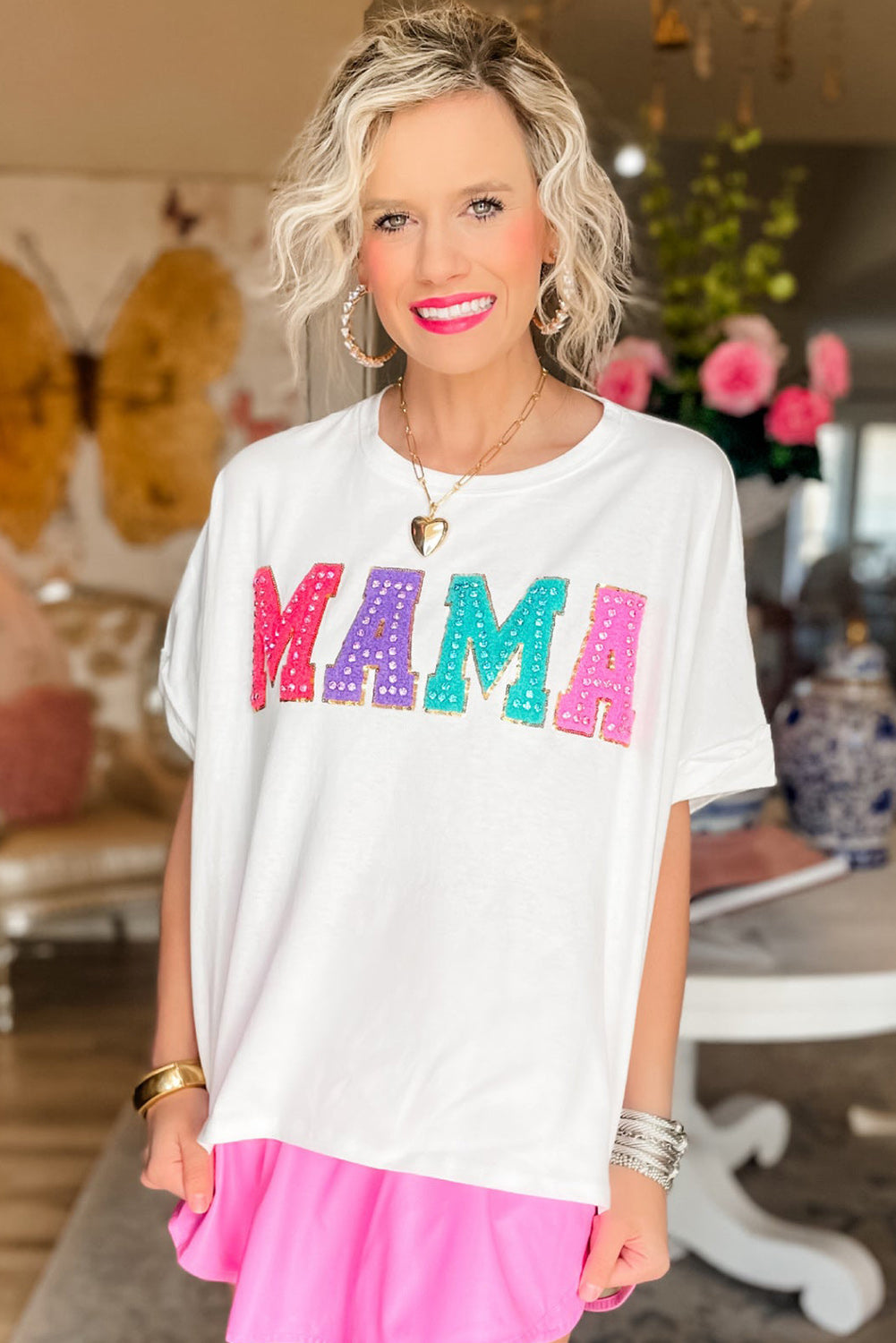 Camiseta blanca con cuello redondo y parches de chenilla MAMA