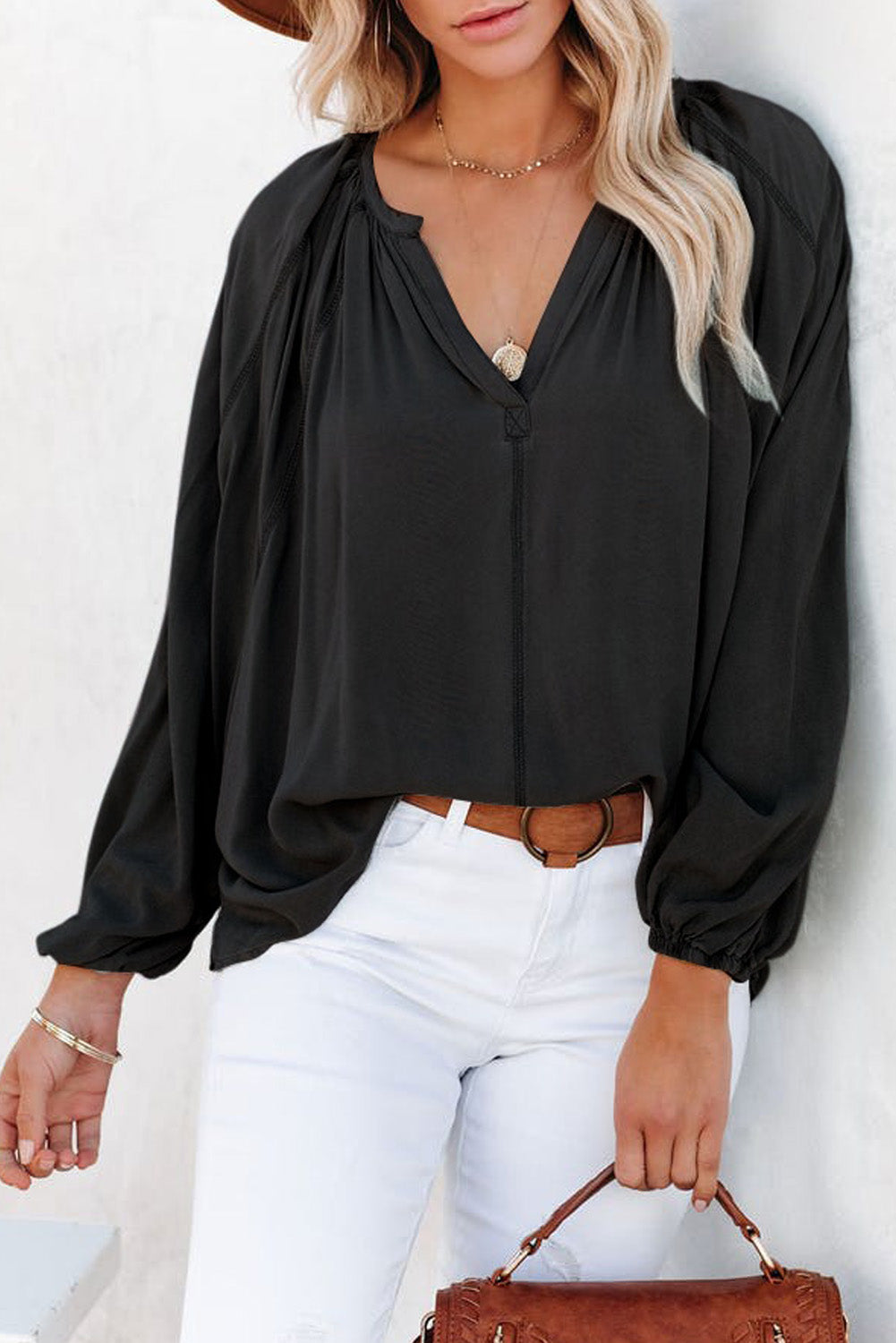 Blusa informal negra con cuello en V y detalle plisado