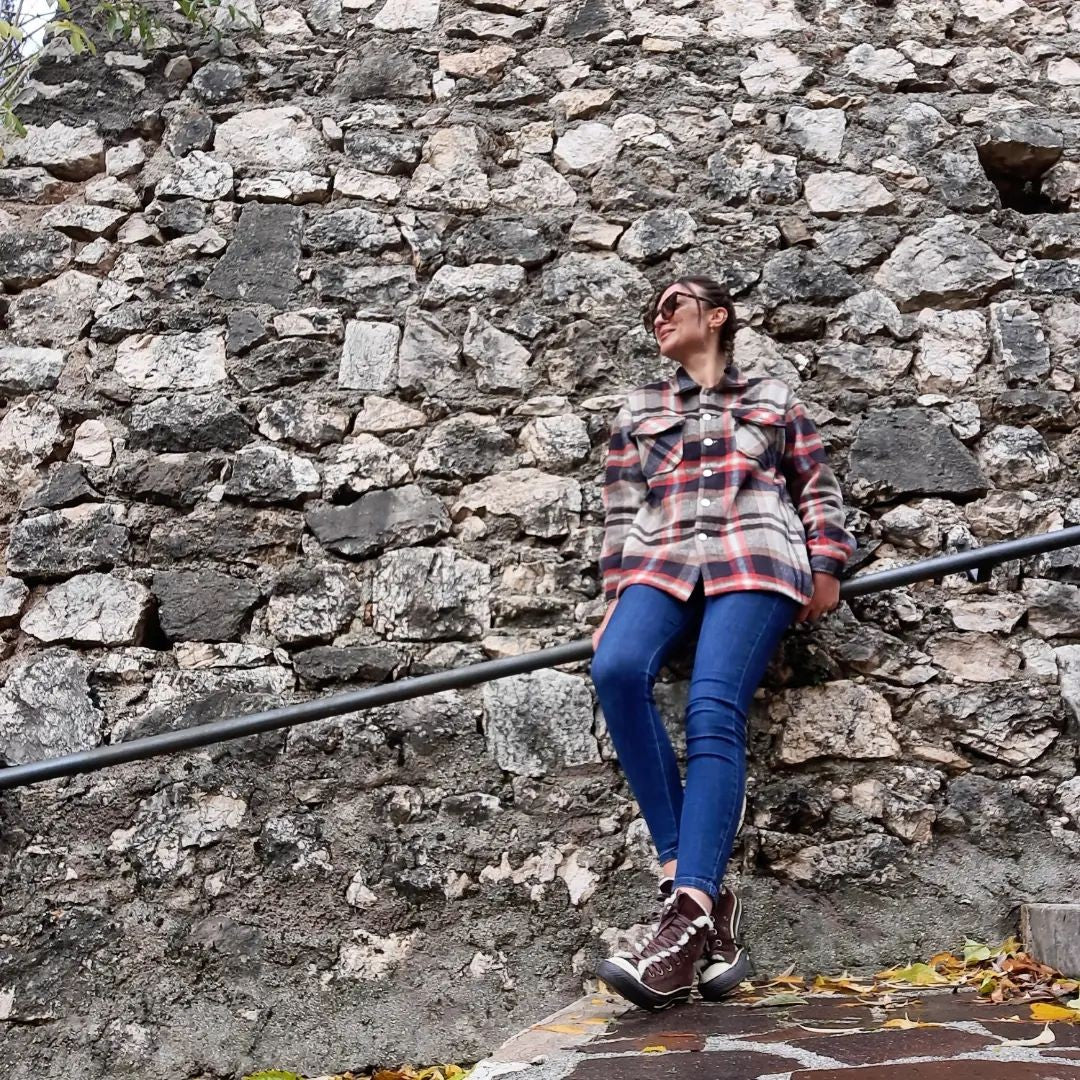 Chaqueta estilo camisa con bolsillo delantero y botones a cuadros rojos