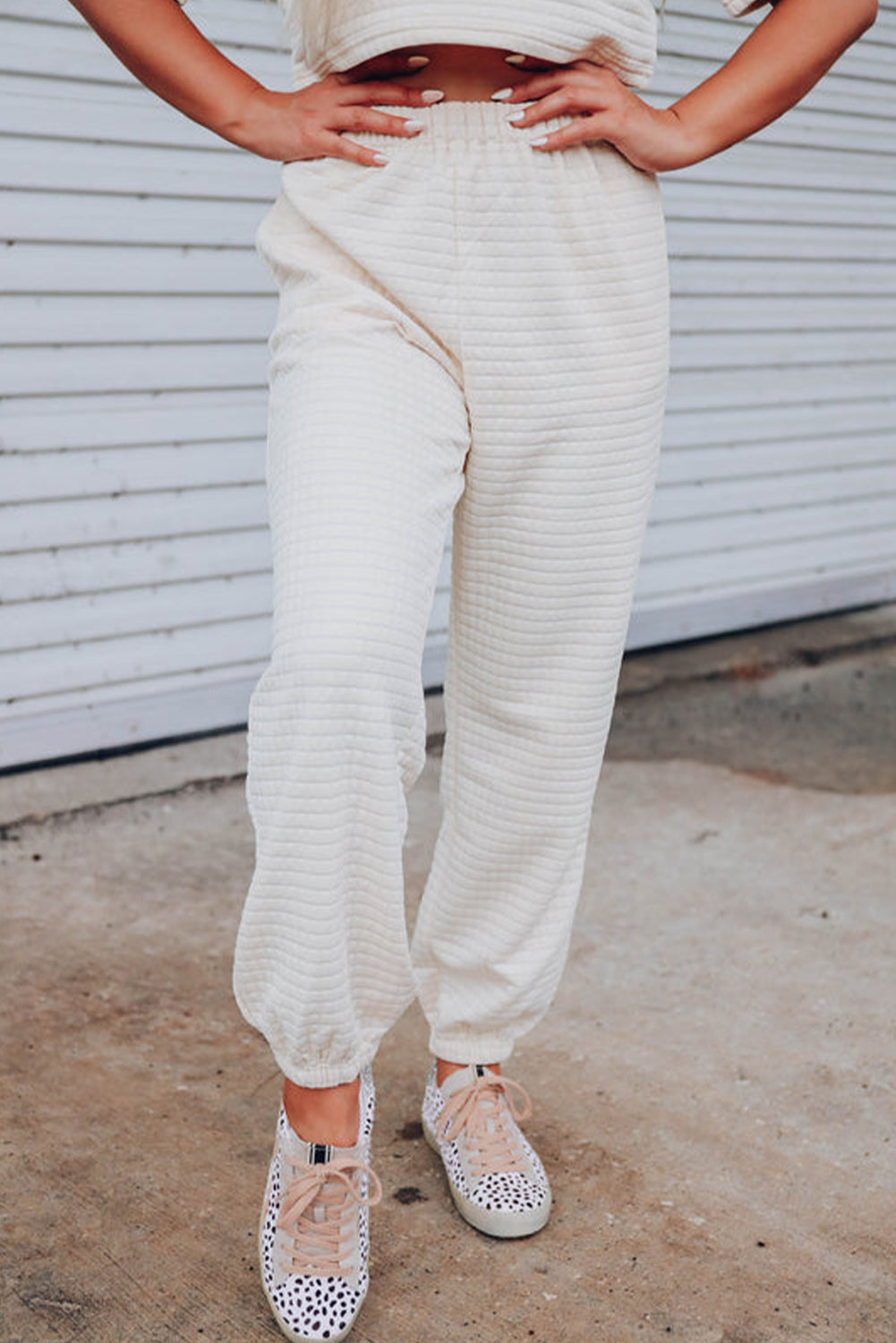 Conjunto de camiseta corta con textura de celosía blanca y pantalón jogger