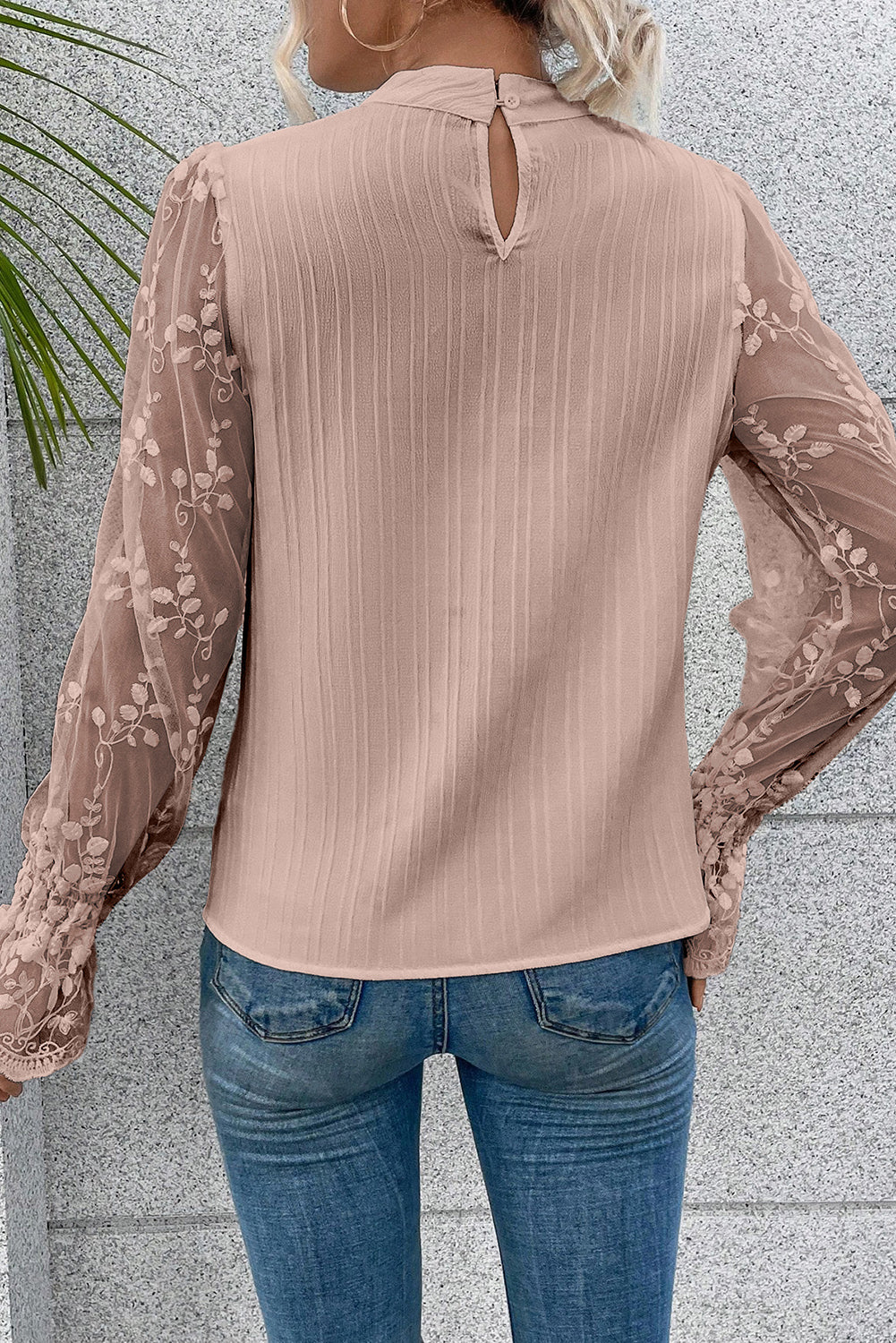 Blusa con cuello simulado y manga de encaje en contraste con textura rosa albaricoque