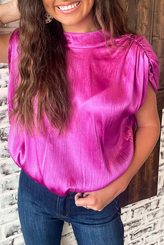 Blusa sin espalda anudada con mangas fruncidas de color rosa brillante