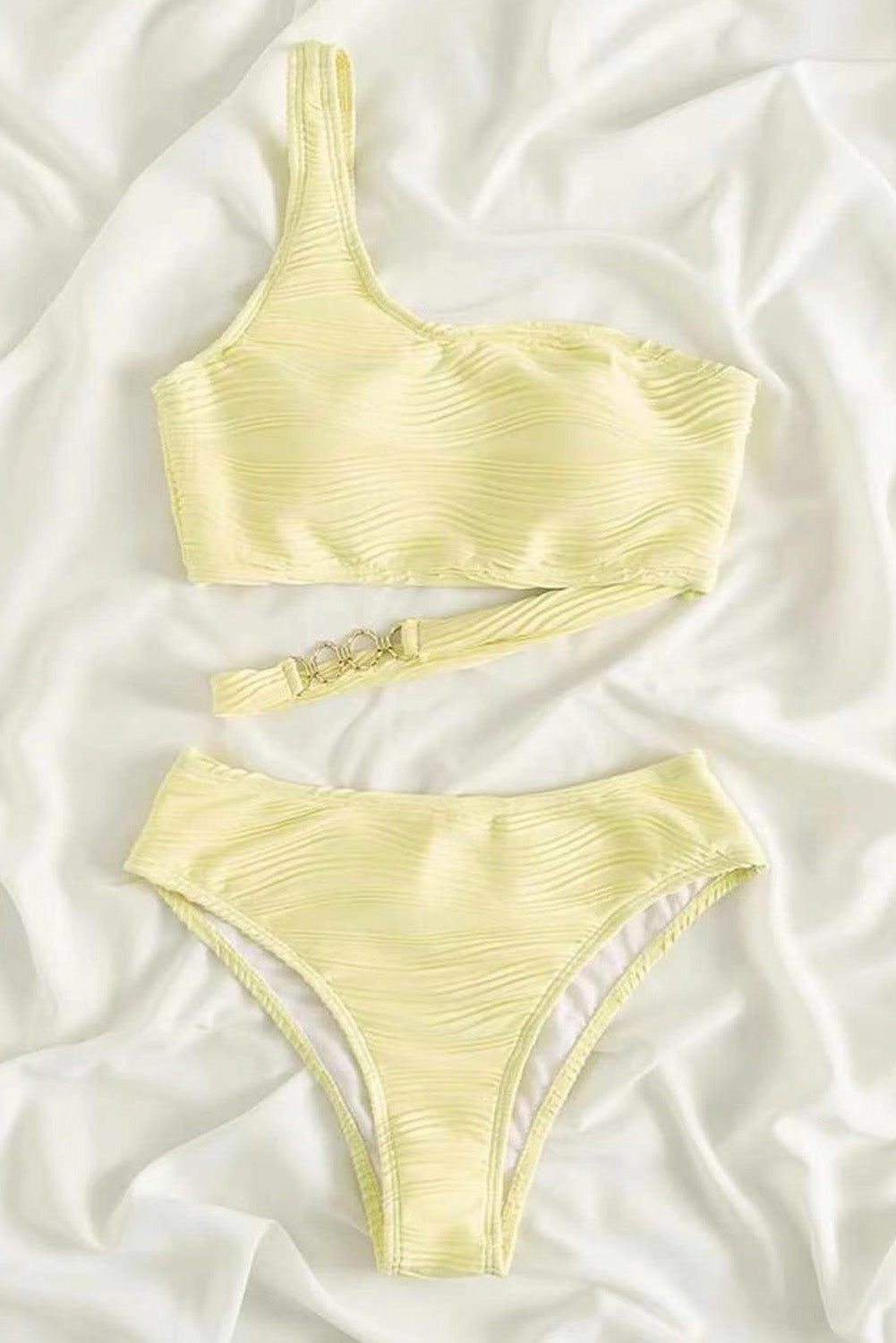 Bikini asimétrico de un hombro con textura ondulada color crema amarillo