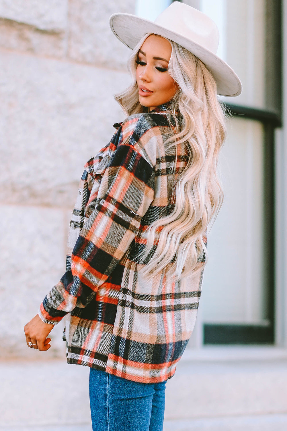 Chaqueta estilo camisa con bolsillo delantero y botones a cuadros rojos