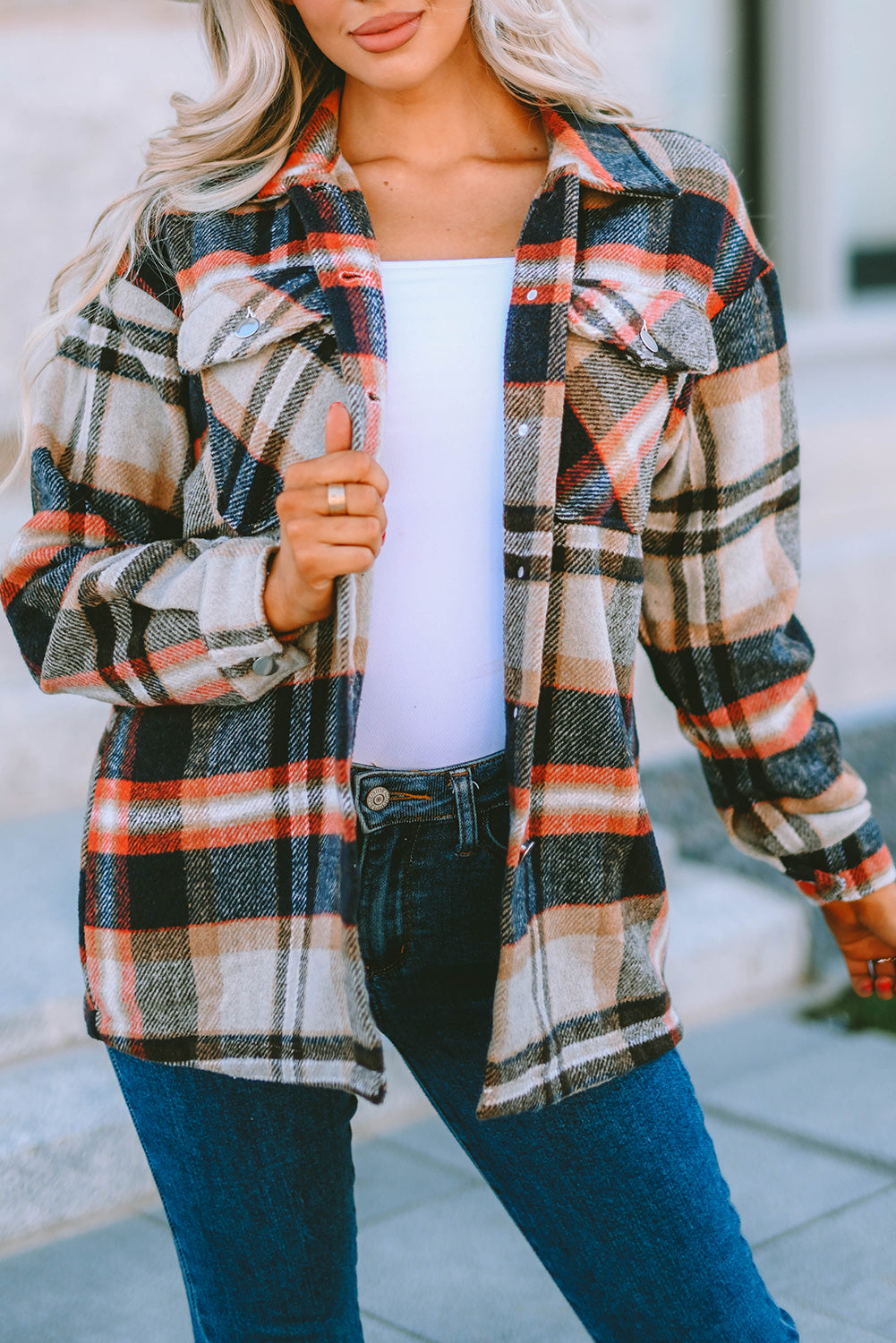 Chaqueta estilo camisa con bolsillo delantero y botones a cuadros rojos