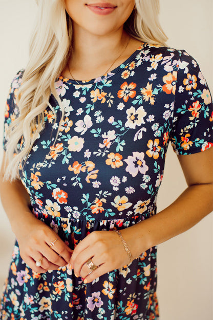 Minivestido bohemio floral con cintura fruncida y corte en A azul