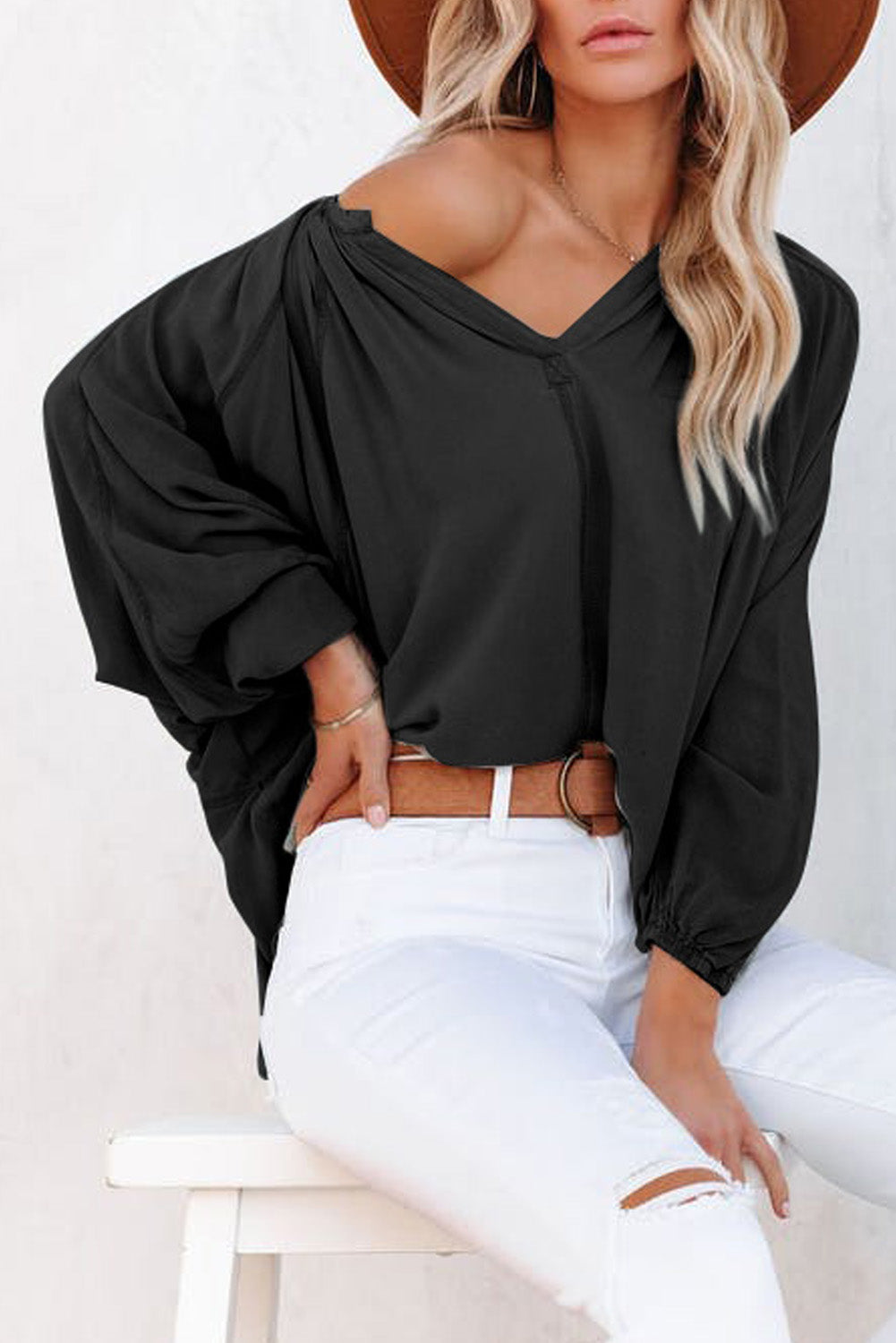 Blusa informal negra con cuello en V y detalle plisado