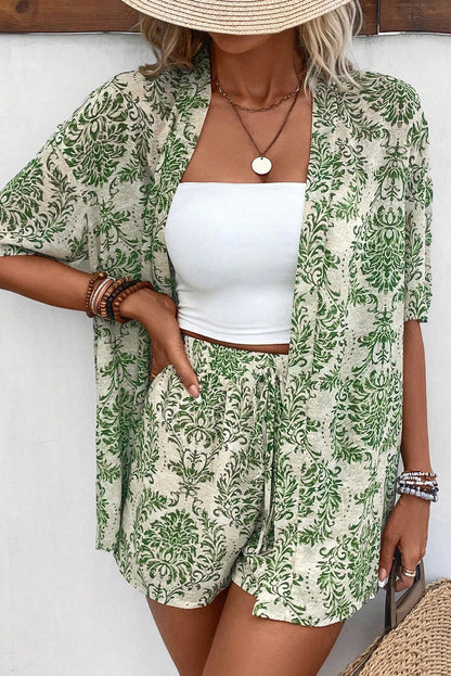 Conjunto de camisa con frente abierto floral verde y pantalones cortos con cordón