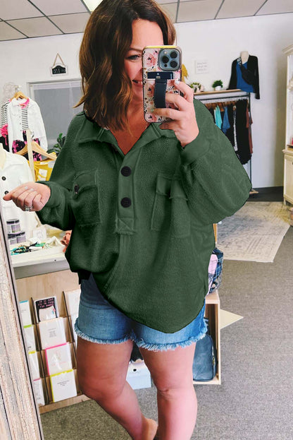 Top henley con bolsillo con solapa y manga larga de talla grande en verde negruzco