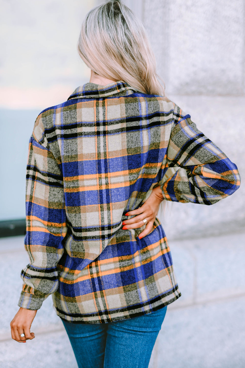 Chaqueta estilo camisa con bolsillo delantero y botones a cuadros rojos