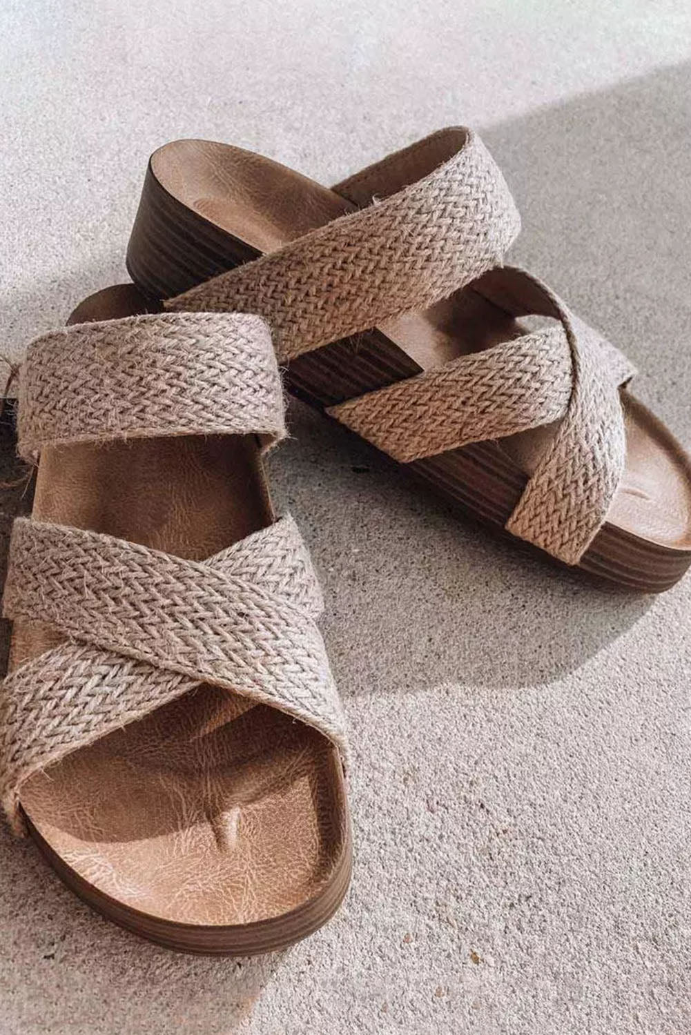 Sandalias sin cordones con plataforma y tiras cruzadas tejidas en beige