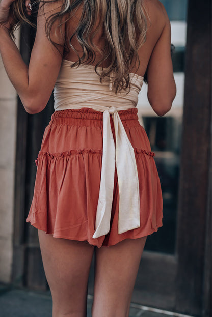 Pantalones cortos rojos con cordón y ribete de volante con cinturón liso