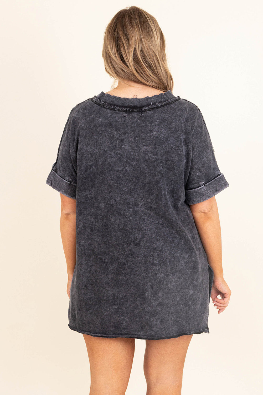 Camiseta extragrande con bolsillo de parche y abertura desgastada con lavado mineral gris