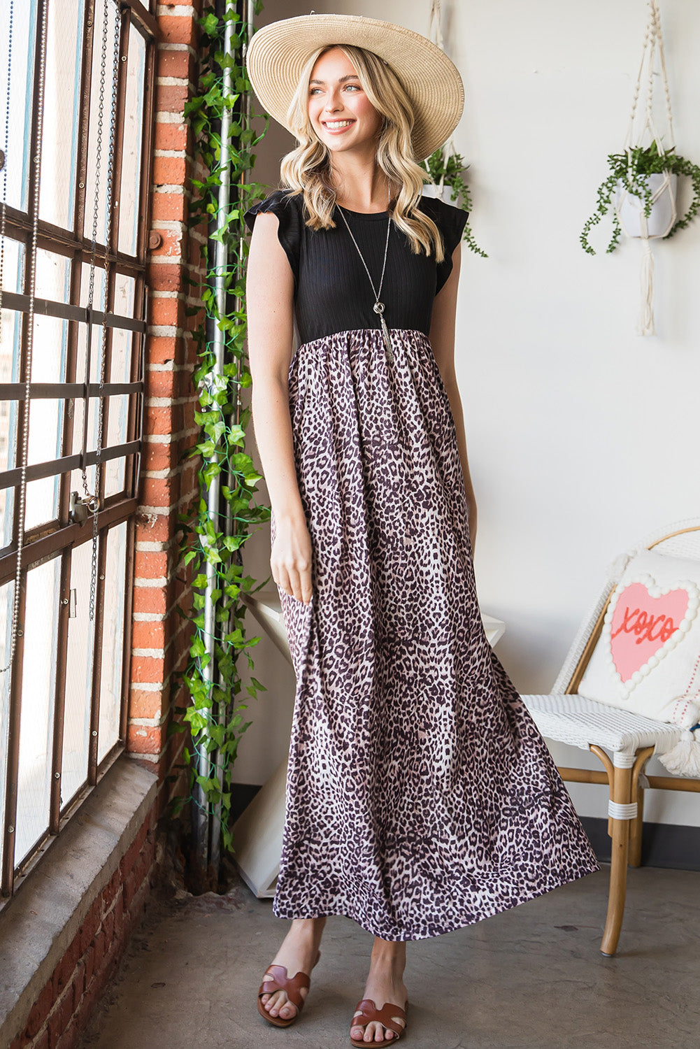 Vestido informal con bolsillo y manga casquillo con estampado de leopardo negro