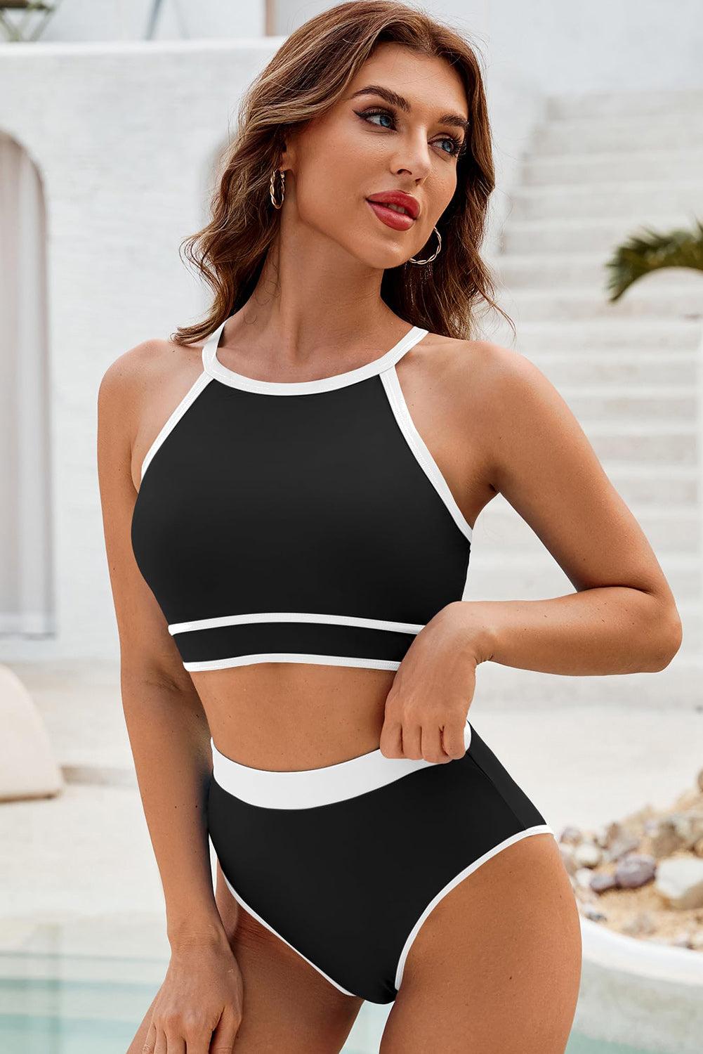 Conjunto de bikini de talle alto con espalda cruzada y ribete en contraste negro