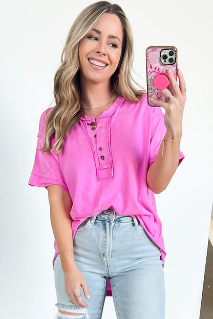 Top henley de manga corta con botones lisos en rosa