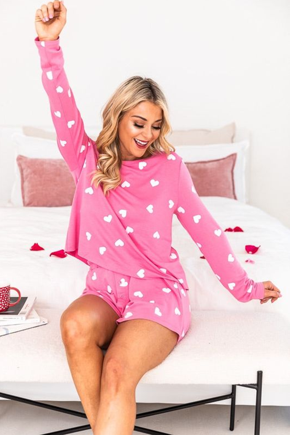 Conjunto de pijama rosa con top de manga larga y pantalones cortos con estampado de corazones de San Valentín