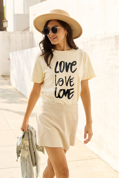 Camiseta de manga corta LOVE de tamaño completo de Simply Love