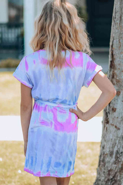 Vestido estilo camiseta para niñas con efecto tie-dye y cinturón