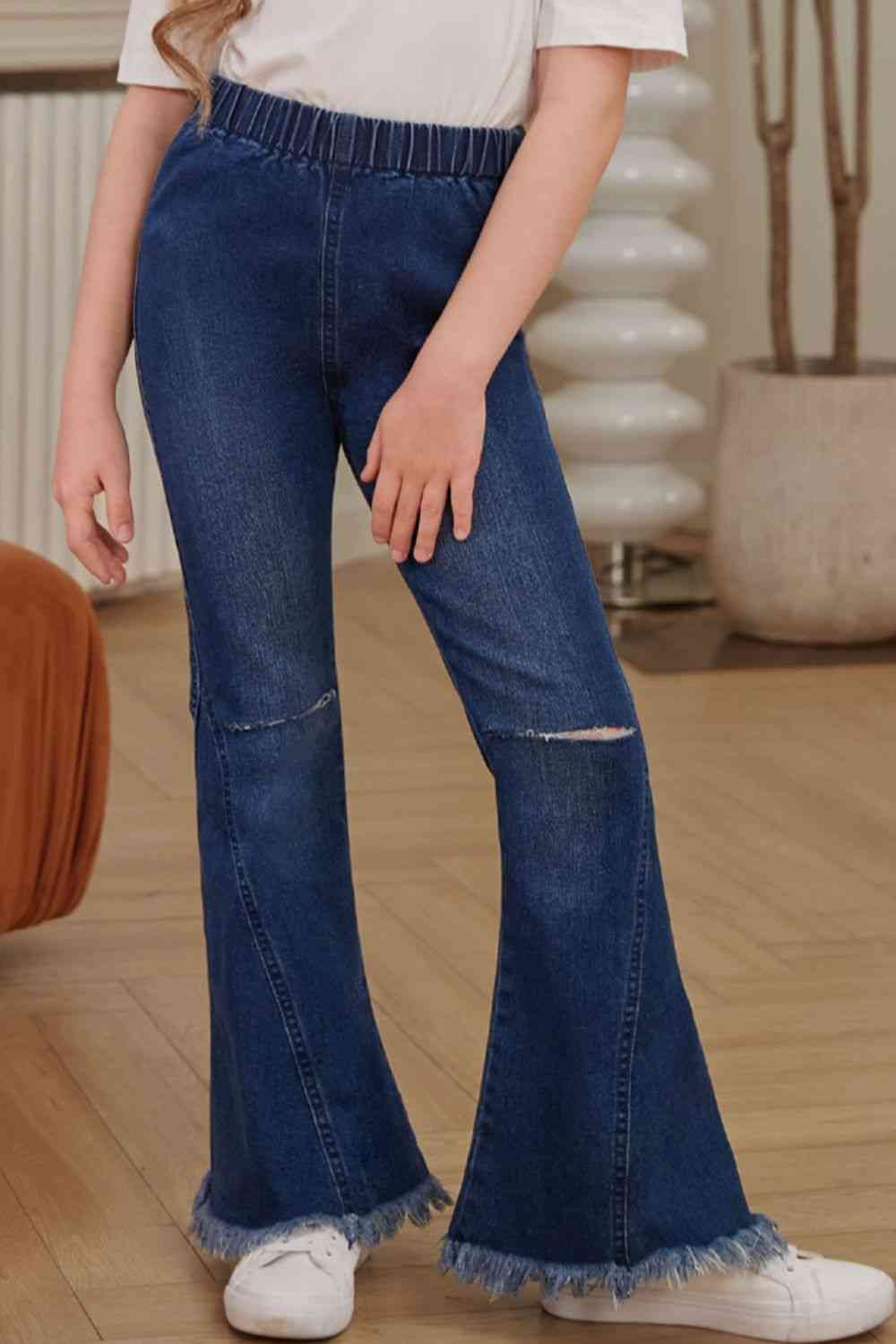 Jeans acampanados con ribete deshilachado y desgastados para niñas