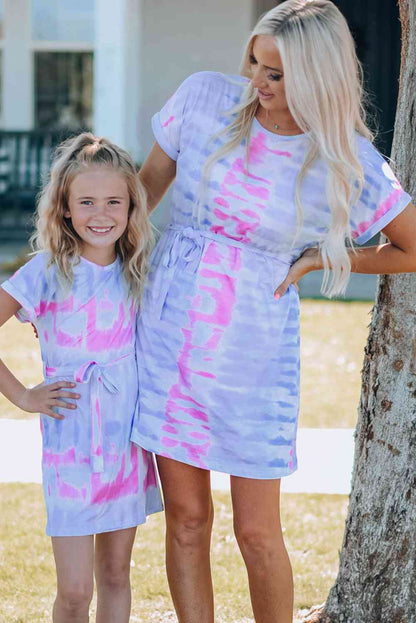 Vestido estilo camiseta para niñas con efecto tie-dye y cinturón