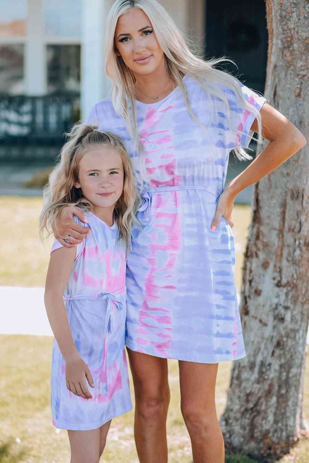 Vestido estilo camiseta para niñas con efecto tie-dye y cinturón