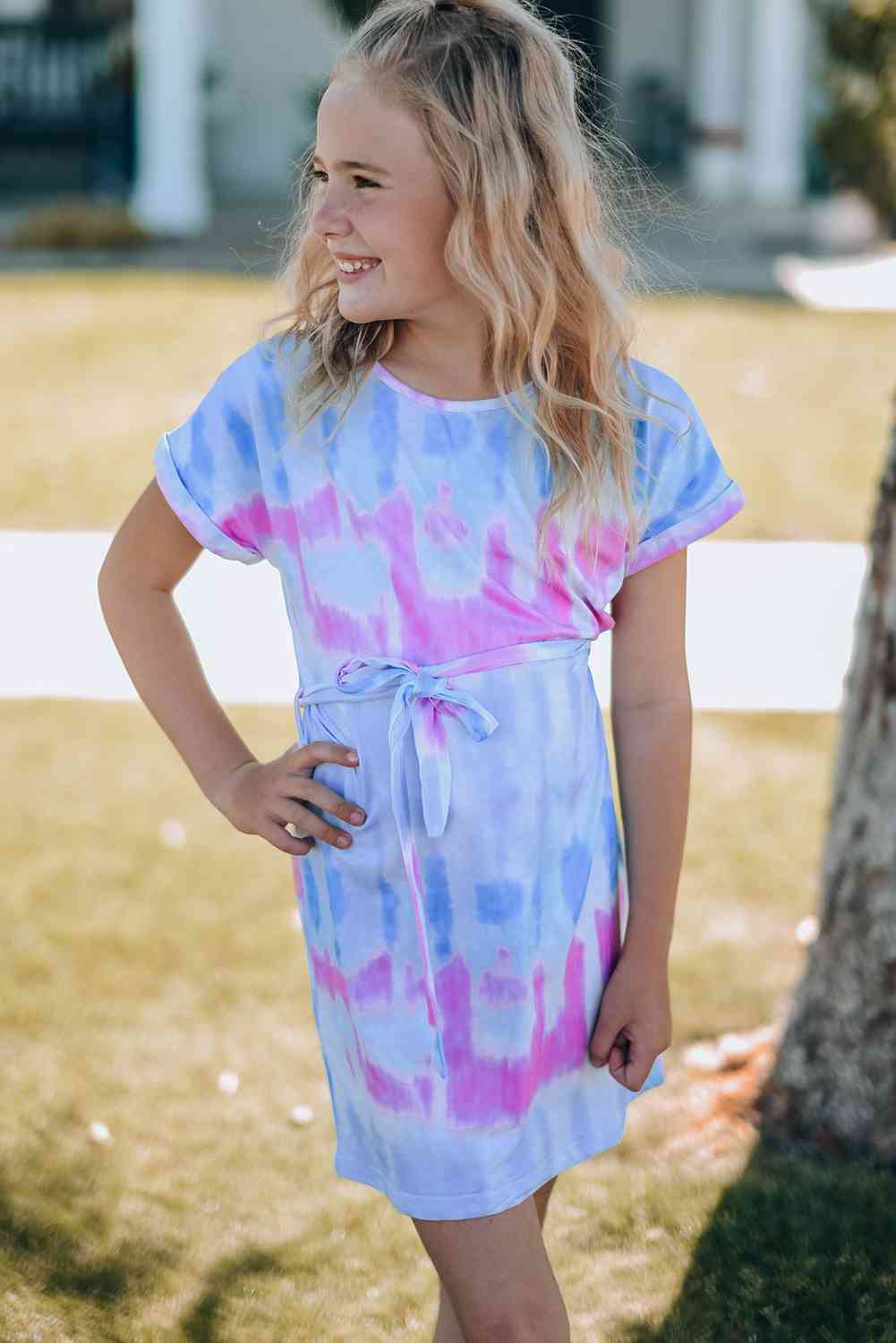 Vestido estilo camiseta para niñas con efecto tie-dye y cinturón