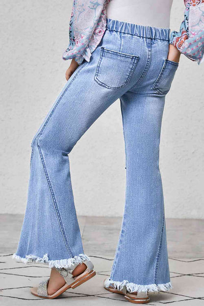 Jeans acampanados con ribete deshilachado y desgastados para niñas