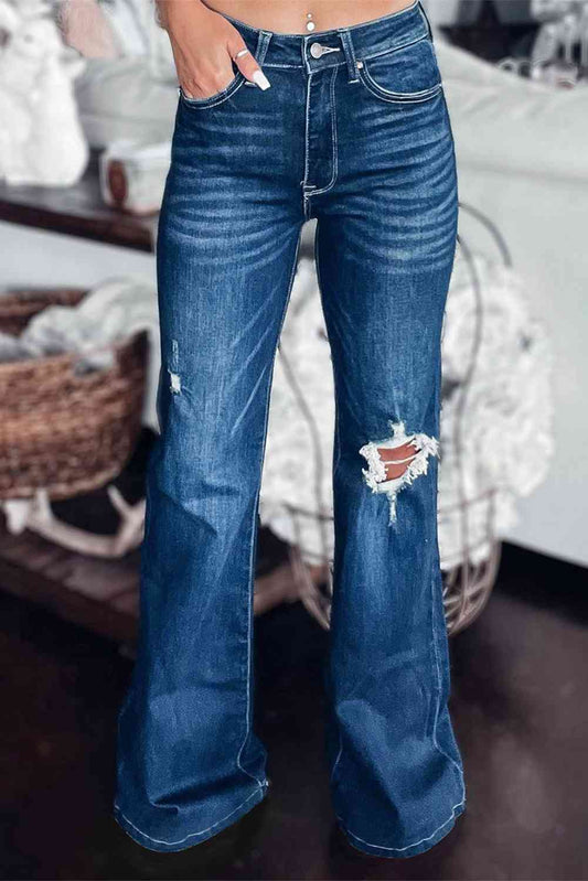 Asymmetrische Distressed-Flare-Jeans mit offenem Knie