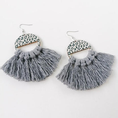 Pendientes colgantes de leopardo con detalle de borlas