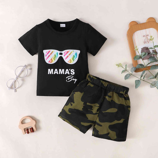 MAMA'S BOY Set aus T-Shirt mit Grafik und Camouflage-Shorts