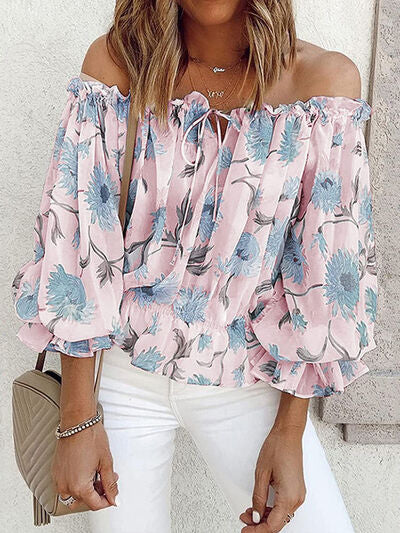 Blusa floral con hombros descubiertos y mangas con volantes