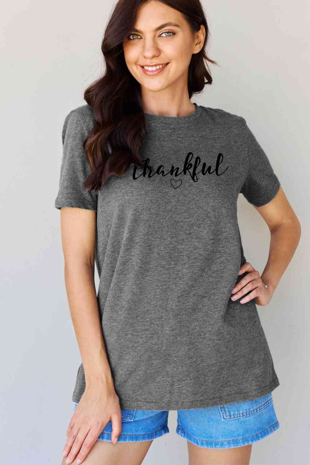 Camiseta gráfica AGRADECIMIENTO de tamaño completo de Simply Love